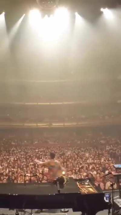 Jacob Collier turning his audience into a choir