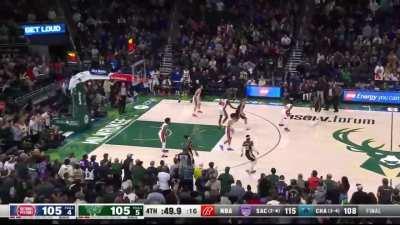 [Highlight] Jrue hits the step-back three to give the bucks the lead with 45 seconds left in the 4Q