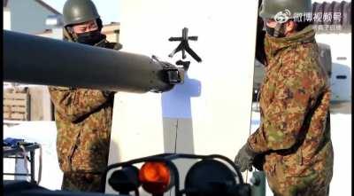 🇯🇵 Tankers using the barrel of a Type 10 MBT to paint Japanese letters