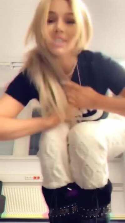 Fehlt nur noch das sie sich ausszieht ✌🏼