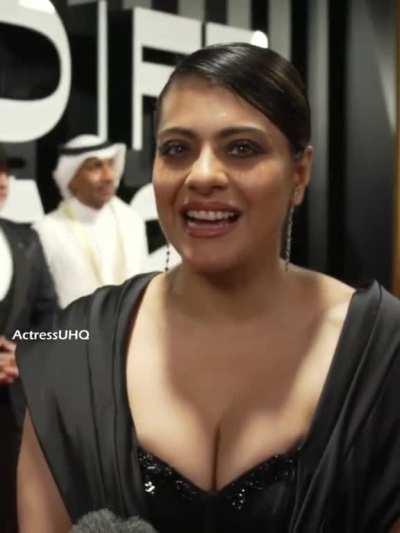 Kajol cleavage 😍😍