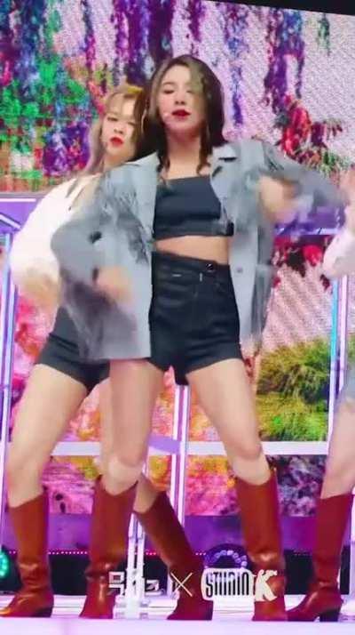 200612 - Stunning Chaeyoung (ft. Dahyun & Jeongyeon)