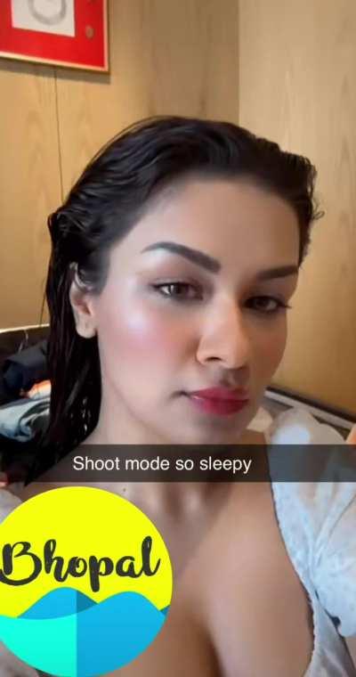 Avneet Kaur teasing cleavage show