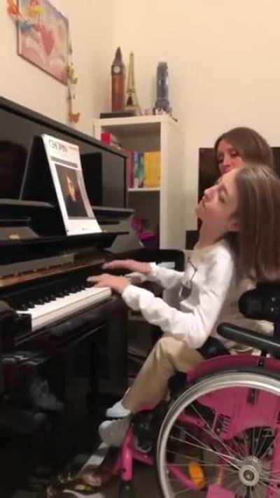 Italian pianist Valentina Irlando who has a rare muscle disorder started learning piano a year ago, and now she’s playing Chopin
