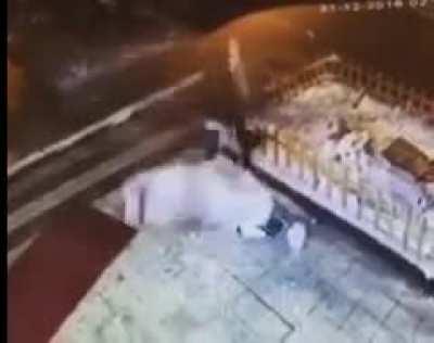 Idiot fighting a snowma