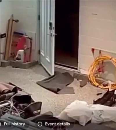 A man was about to go to sleep when he heard a noise in his house: two thieves came in to steal, but were about to leave. The man, very happy, decided to invite them into his house again