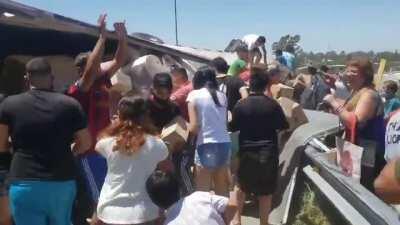 Insólito: Personas ayudan a reponer la mercadería de un camión accidentado