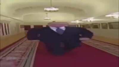 PROFESSORA: QUEM NÃO ESTA GOSTANDO DA AULA PODE IR EMBORA, EU INDO JOGAR RESTO DE PONTA DE LAPIS NO LIXO.