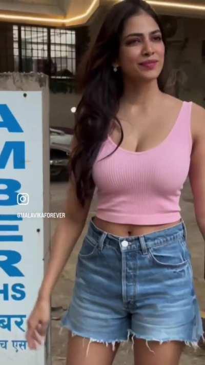 Malavika mohanan hot 