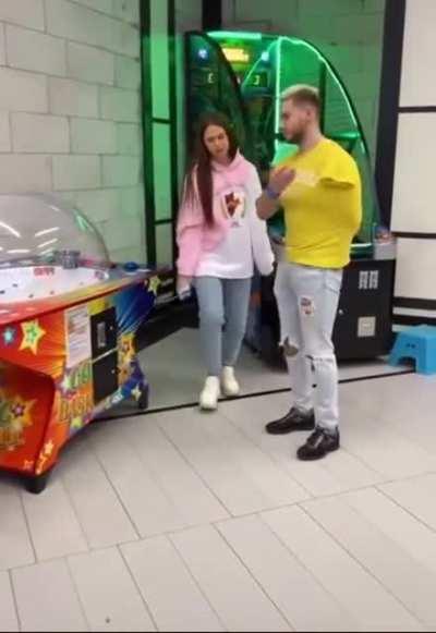 Poor Azeri soldier😞 first he lost his arm in karabakh, now he lost his wife 😪😪