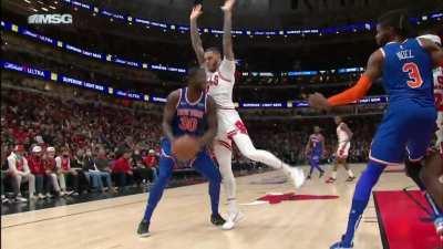 [Highlight] Julius Randle puts Lonzo in the blender for an and 1