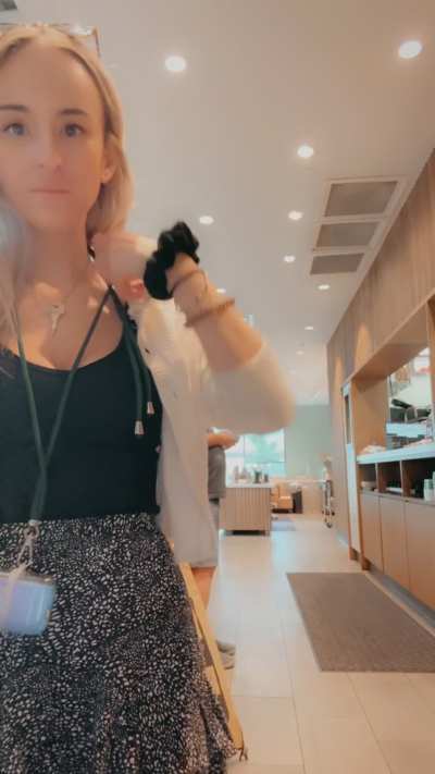 Quick flash in line for breakfast 😏 