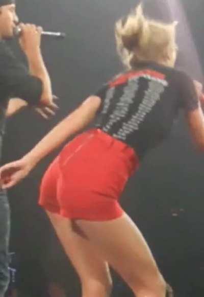 *mommy taylor fixing her butt plug* I bet she&rsquo;s into some really freaky s*x stuff (not basic vanilla s*x) what y&rsquo;all think?