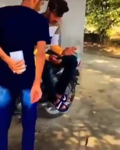 Iphon. Waaaauw! Iphon!