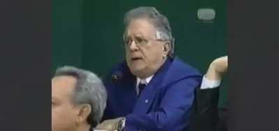 Para quem começou a assistir as CPIS apenas nesse ano com a da COVID. Perdeu uma das otimas cenas da política brasileira. Essa cena parece ser da Escolinha do Professor Raimundo, mas eu juro que não é. Na cena temos a ex-mulher de Valdemar Costa Neto na C