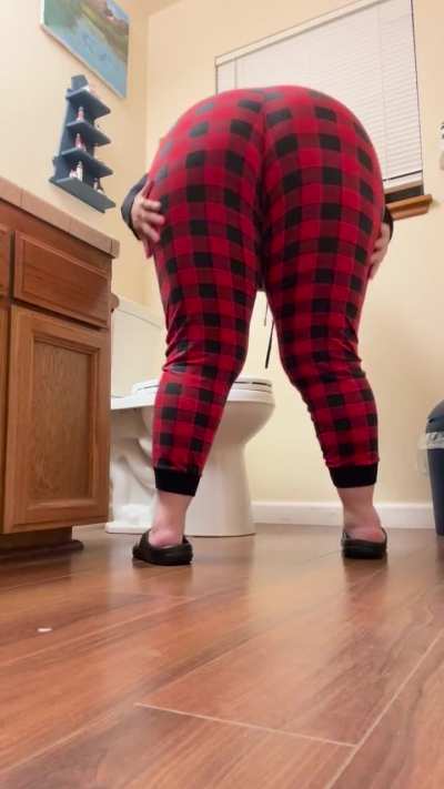 210 Lbs of 52yr old MILF and Every Ounce Loves Farting in Your Face 😈 💨