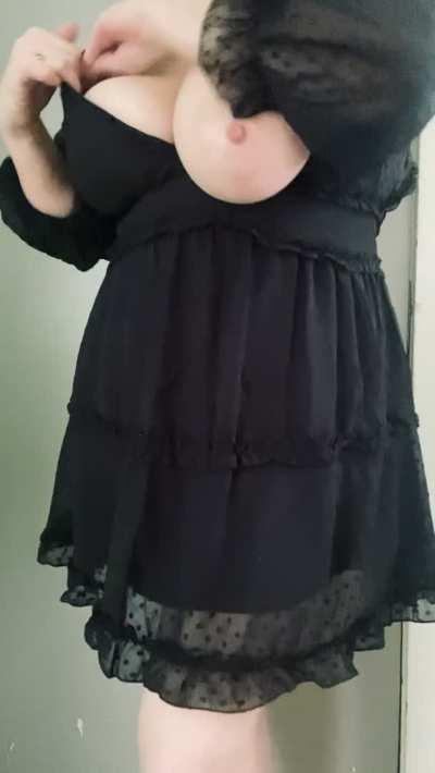 Was hoping to wear this dress on a date this weekend but not surprisingly, my tits won't fit ☹️