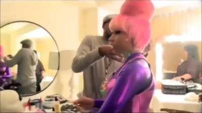 Queenyana questioning Ahreek about why she let Suckapeen join K/DA after promising to save Qiqi from DJ Trashuo and No Damage