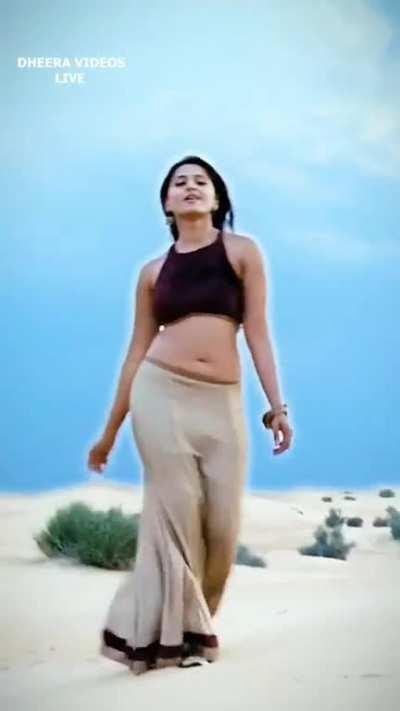 Anushka Shetty - what a beautiful fuckable bare back