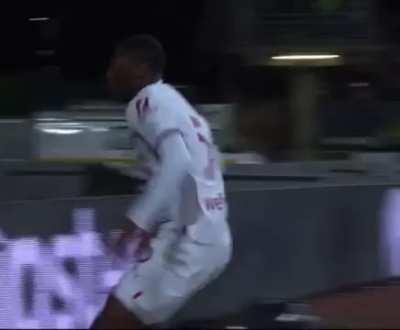 I wonder what team the commentator supports ?