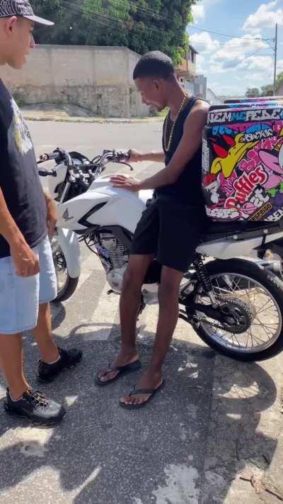 Putz, ainda bem que ele segurou no guidão. 