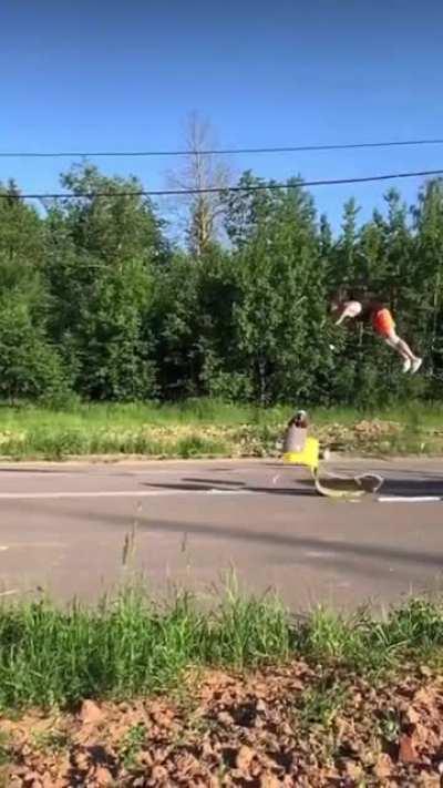 Dude does a sick jump over 4 cars