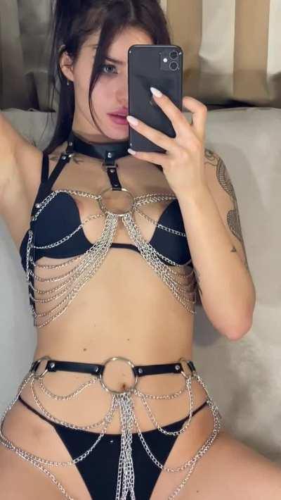 I like to play when I'm naked so tell who likes it😈