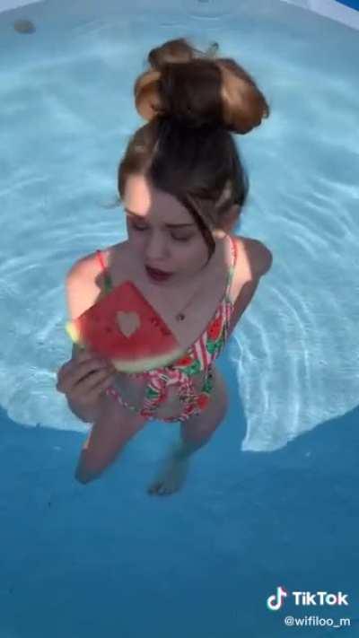 Da der andere Post removed wurde, hier wieder der süße Nippel unserer flachen Göttin