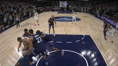 [Highlight] Joe Mazzulla walks onto the court in the middle of live play late in the 4th quarter