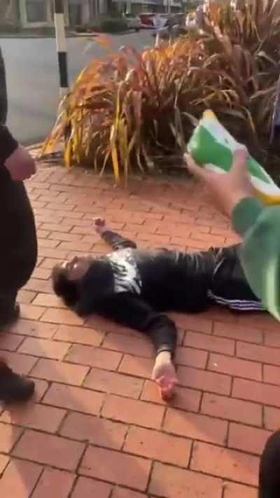 guy gets knocked out and starts seizing after a brawl in New Zeland