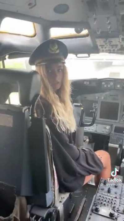 _greymouse jiggles on a plane