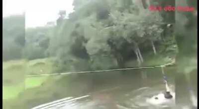 Интересный аттракцион. Организаторы молодцы, бля