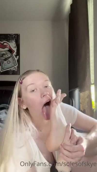 Skyesoles self foot worship