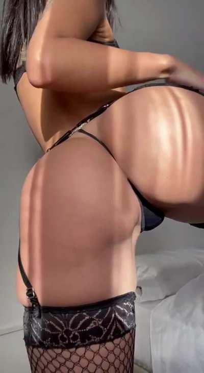 React if you want me to send you this completely naked ass and my shaved pussy