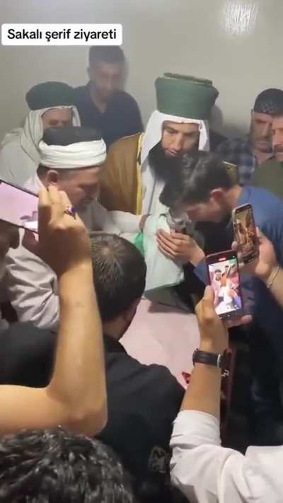 Bir cemaat, Filistin için plug-i şerife tek tek öpücük kondurması elhamdurillah gündem oldu.