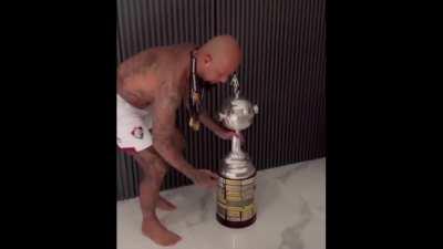 Felipe Melo aparece com 3 esposas e vira meme na internet