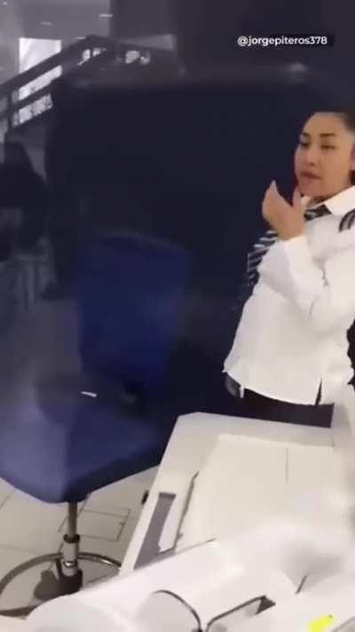 'Estás coludida, me acaban de robar 53 mil pesos'- hombre acusa a cajera de banco de dar ‘pitazo’.