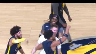 [Highlight] Pacers fan hits a half-court shot to win just $500