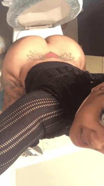 Her ass shaped like a heart for real