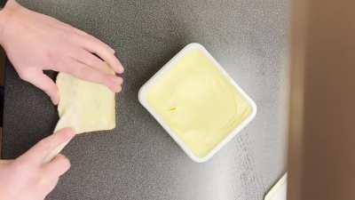 Bregott färskt ut kyl som håller 3° C. En skiva mjukt ljust skivat formbröd. Den kanske svåraste kombinationen. Se och lär!