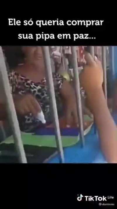 Ele só queria comprar uma pipinha