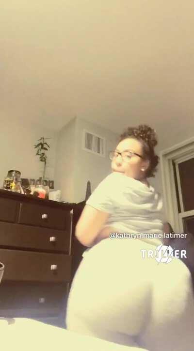 These FREE VIDS im posting are better vids than her onlyfans 🤣🤣🤣 how bout u simps pay me fuck outa here