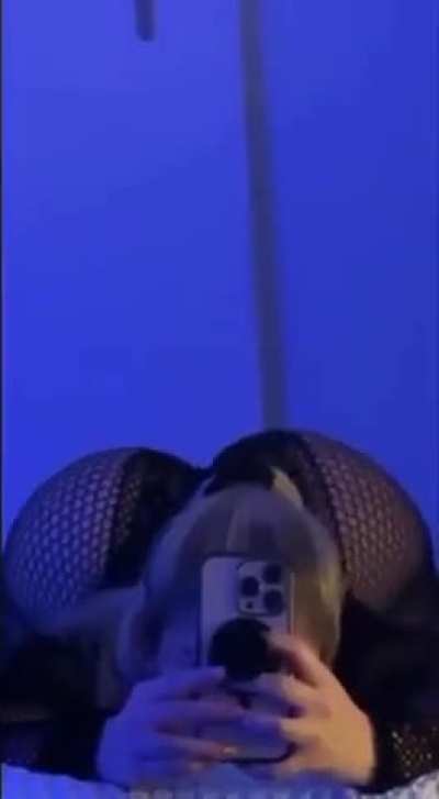 Look at the booty ripple as she’s shaking her wobbly jiggle cheeks like this
