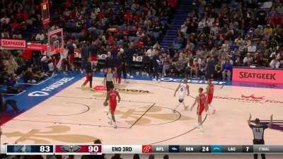 [Highlight] Jordan Mclaughlin hits the half-court heave from 50 feet away to cut the Pelicans' lead to 4!