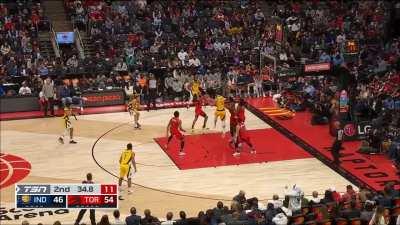 [Highlight] Scottie Barnes threads a no-look pass through four defenders to find Precious Achiuwa for an easy bucket