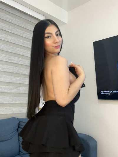 Can you help me close my dress? Or is it better with it like this?