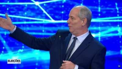 Ciro relembrando quando Bolsonaro, um militar treinado, foi assaltado em 1995 e o ladrão levou sua arma.