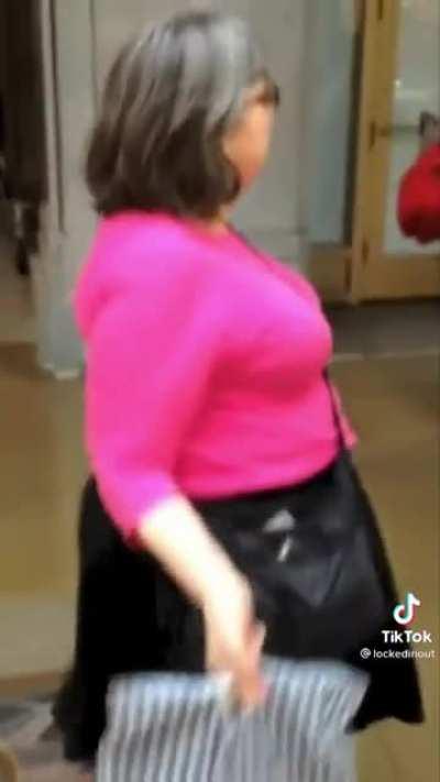 [USA] Woman harasses cyclist, throws water at him and unexpectedly gets arrested