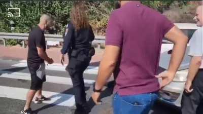 🚨BREAKING: Ordinary Israelis brutalise ultra-Orthodox Jews protesting against forced conscription into the IOF. A police officer makes feeble gestures but does little to protect the victims.