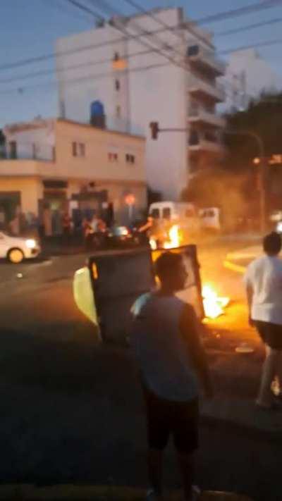 Mas protestas en Monte Castro: Queman tachos y el fuego crece. Edesur sigue desaparecido.